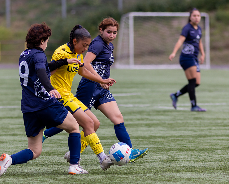 jugadoras de futbol en cancha